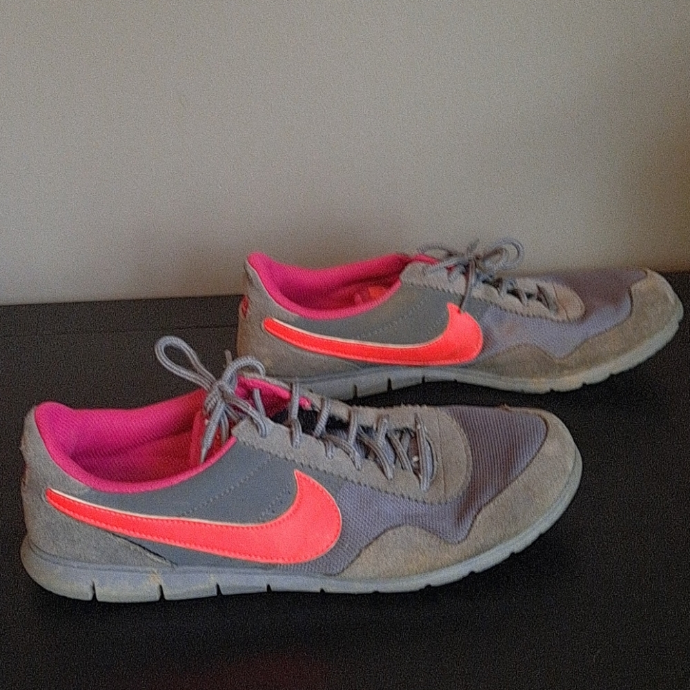 Retro Nikes - Picture 2 of 6